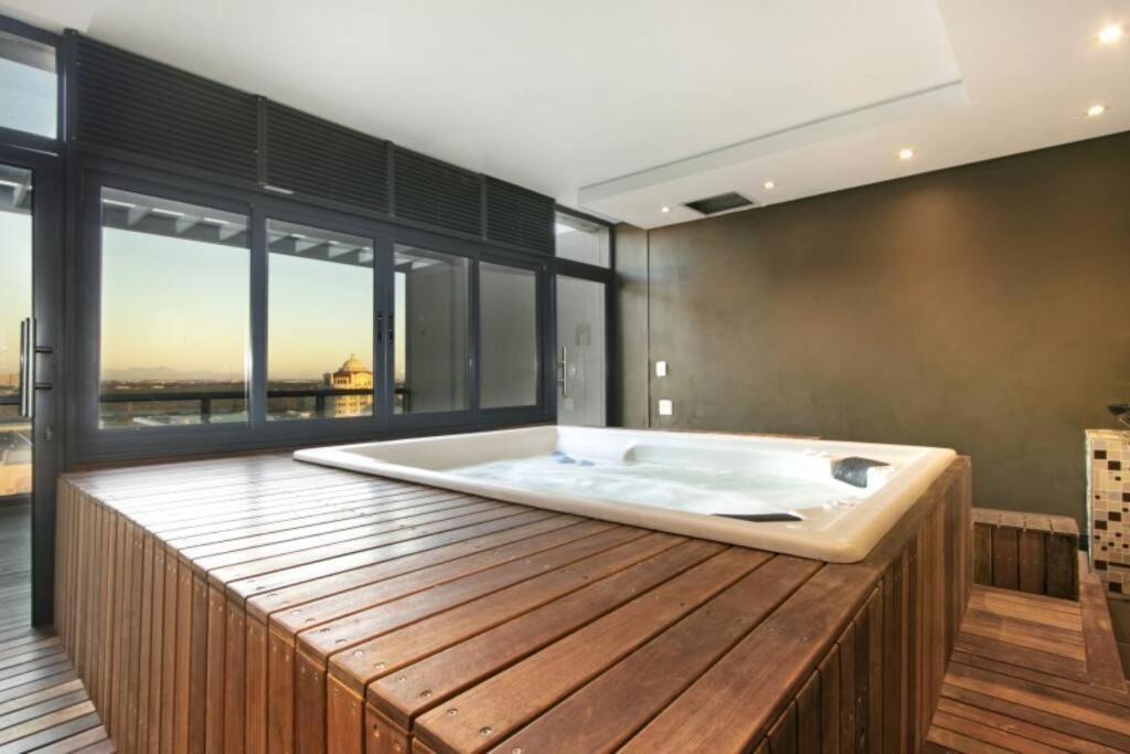 Grand Penthouse / Backup Power / Stunning Apartamento *