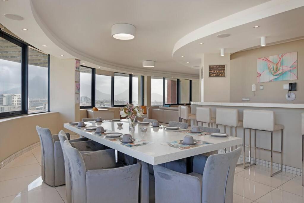 Grand Penthouse / Backup Power / Stunning Apartamento